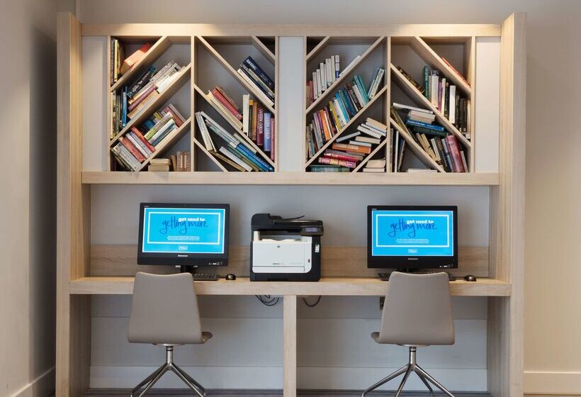 هتل Hampton By Hilton Exeter Airport