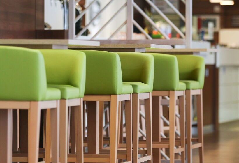 هتل Hampton By Hilton Exeter Airport