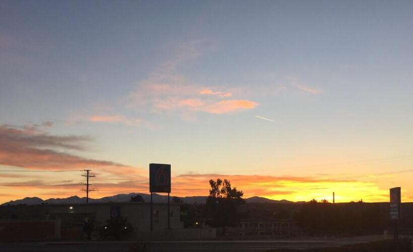 فندق Hilltop Inn & Suites