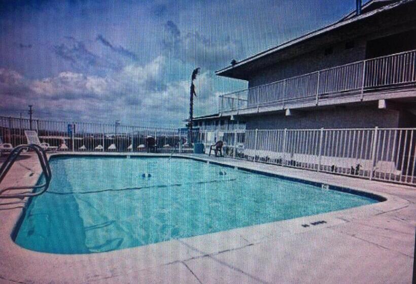 فندق Hilltop Inn & Suites