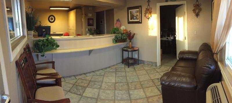 فندق Hilltop Inn & Suites