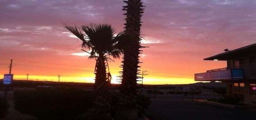 فندق Hilltop Inn & Suites