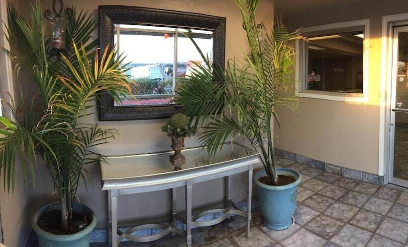 فندق Hilltop Inn & Suites