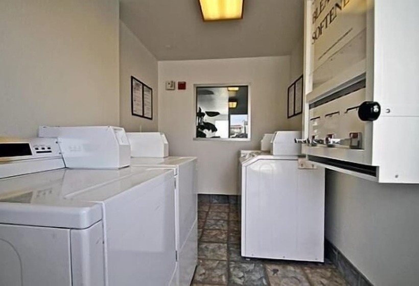 فندق Hilltop Inn & Suites