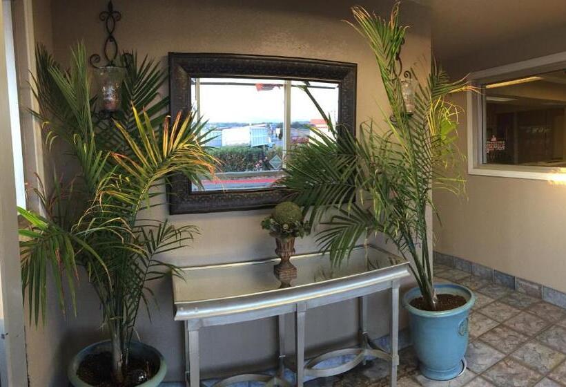 فندق Hilltop Inn & Suites