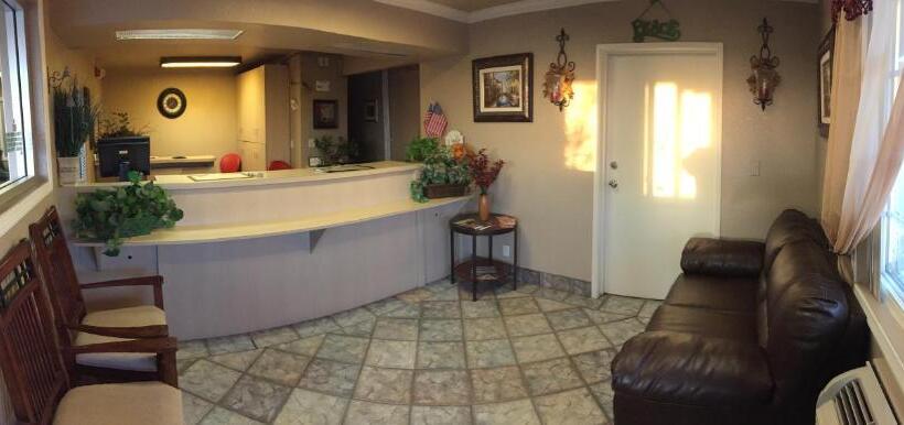 فندق Hilltop Inn & Suites