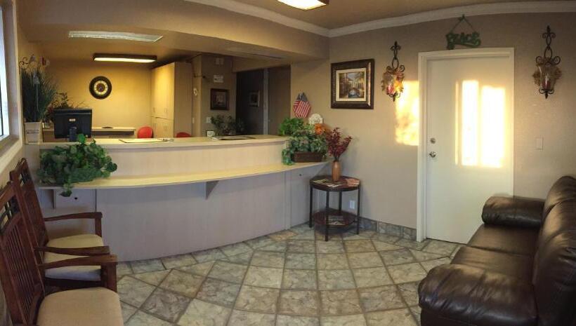 فندق Hilltop Inn & Suites