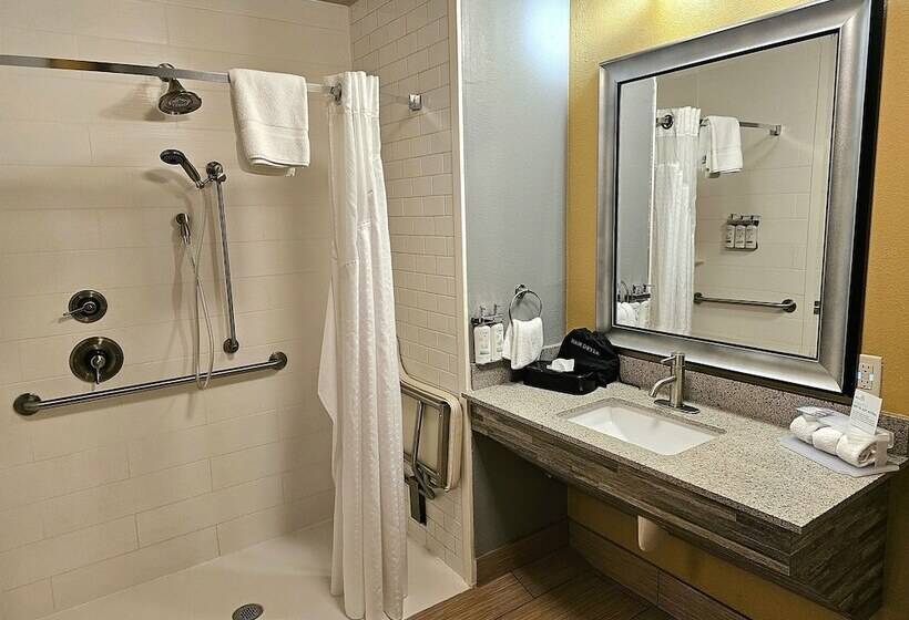 فندق Holiday Inn Express & Suites Perry National Fairground Area, An Ihg