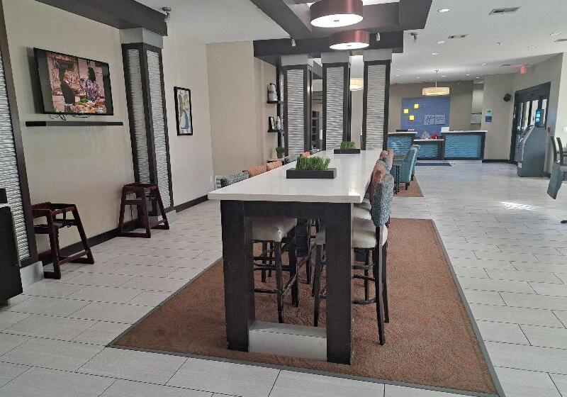 호텔 Holiday Inn Express Kenedy By Ihg