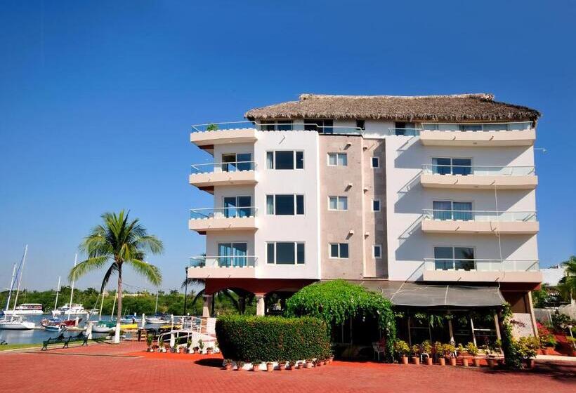 בית מלון כפרי Marina Banderas Suites