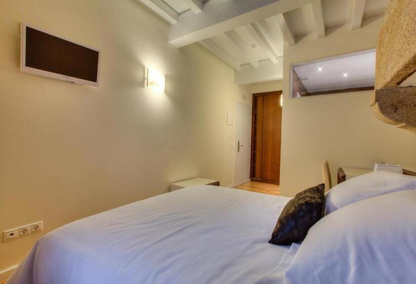 Отель Montenegro Compostela