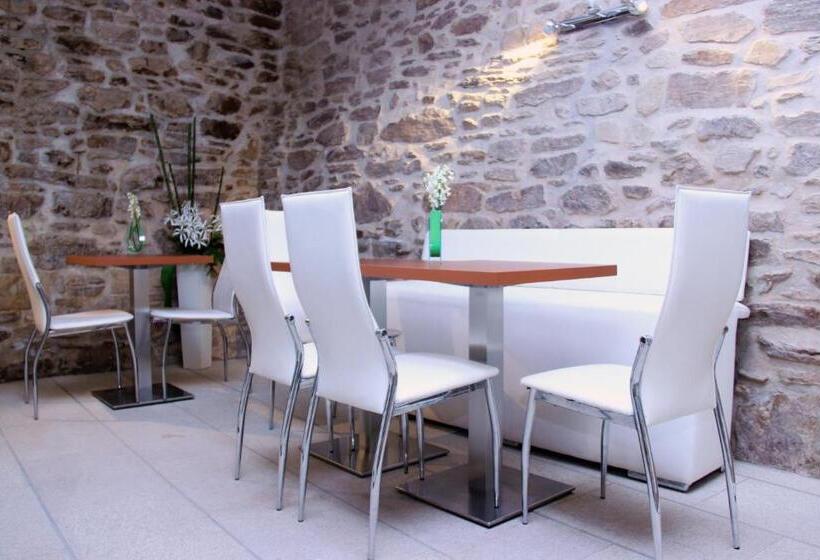 Отель Montenegro Compostela