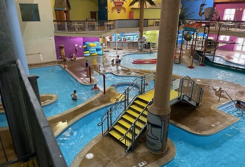 בית מלון כפרי Peach Tree Inn And Suites