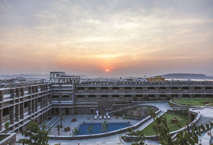 هتل Ramada by Wyndham Udaipur Resort & Spa