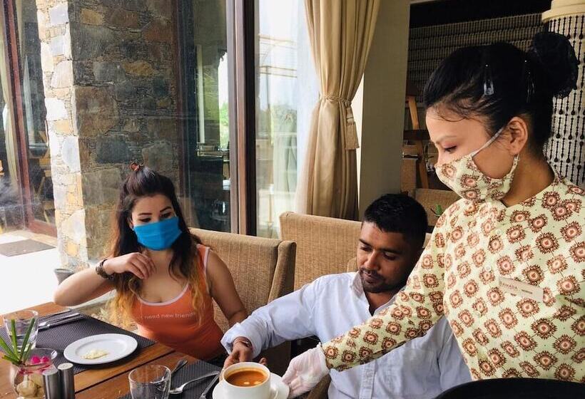 هتل Ramada by Wyndham Udaipur Resort & Spa