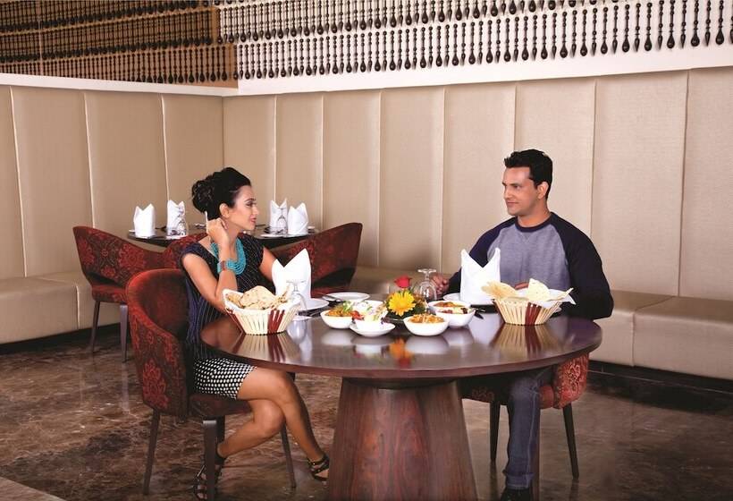 هتل Ramada by Wyndham Udaipur Resort & Spa