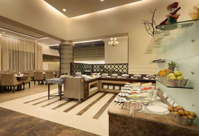 هتل Ramada by Wyndham Udaipur Resort & Spa