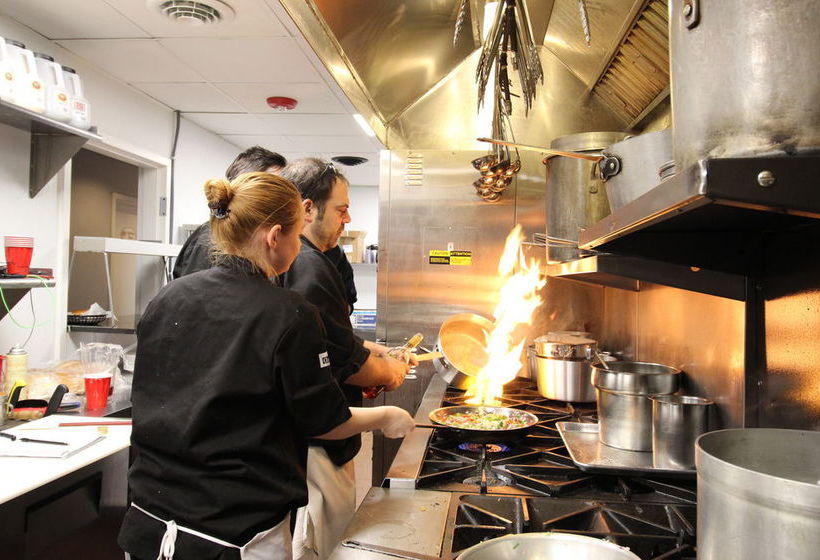 Отель The Economy Inn