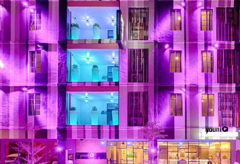 Отель The Youniq