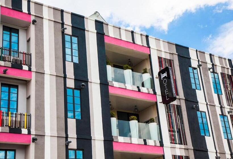 Отель The Youniq