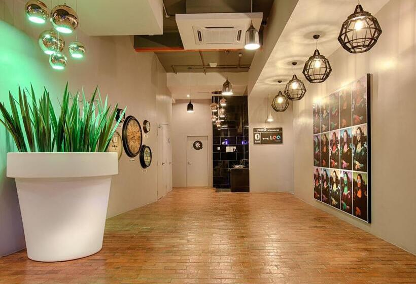 Отель The Youniq