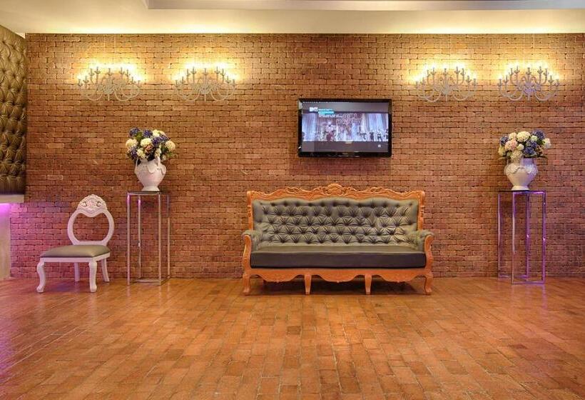 Отель The Youniq