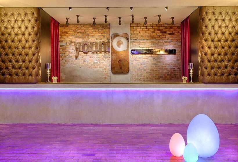 Отель The Youniq