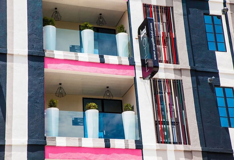 Отель The Youniq