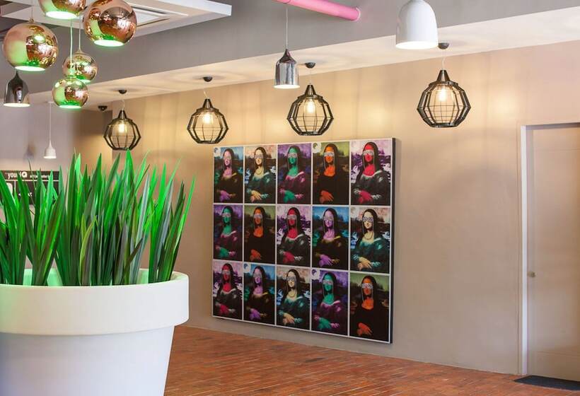 Отель The Youniq