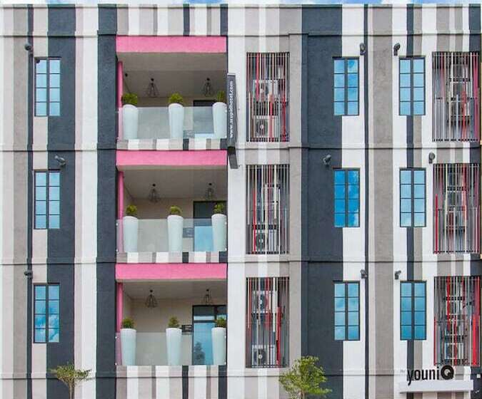 Отель The Youniq