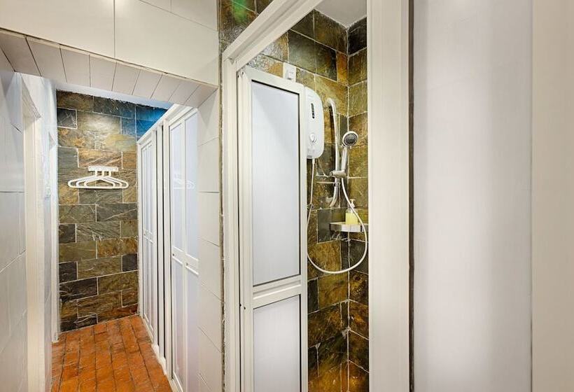 Отель The Youniq