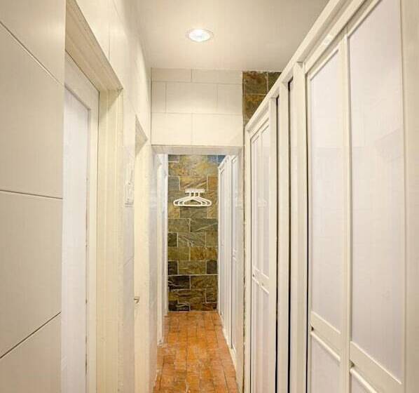 Отель The Youniq