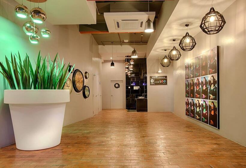 Отель The Youniq