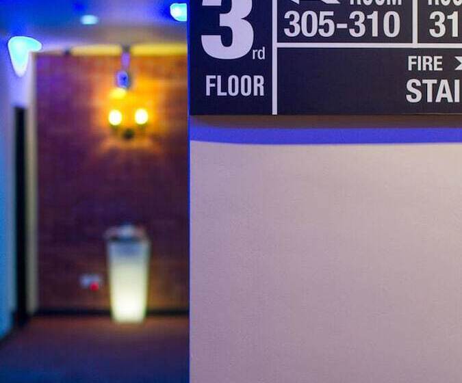 Отель The Youniq