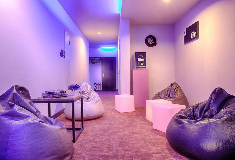 Отель The Youniq