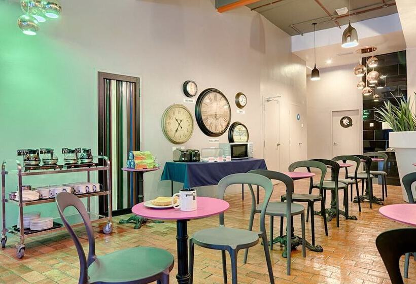 Отель The Youniq