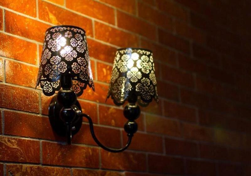 Отель The Youniq