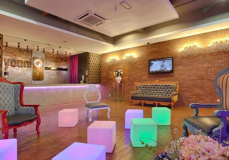 Отель The Youniq