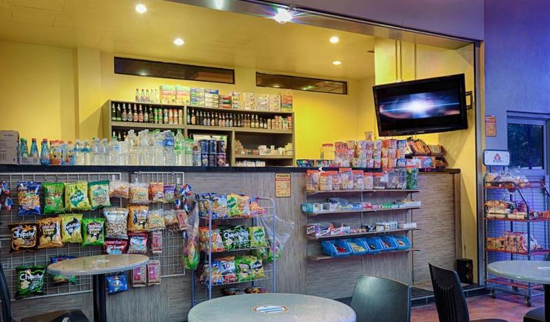 Отель The Youniq