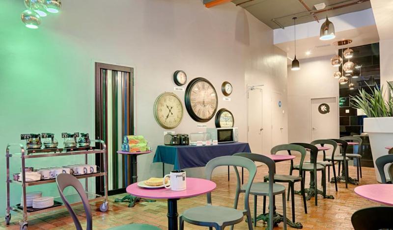 Отель The Youniq