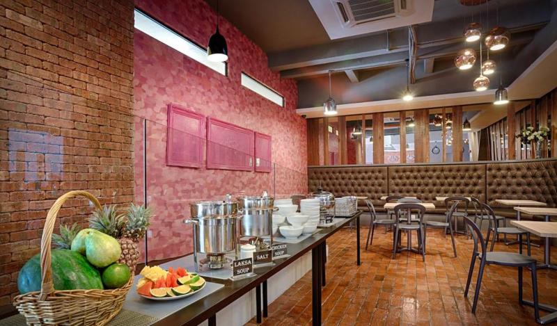 Отель The Youniq