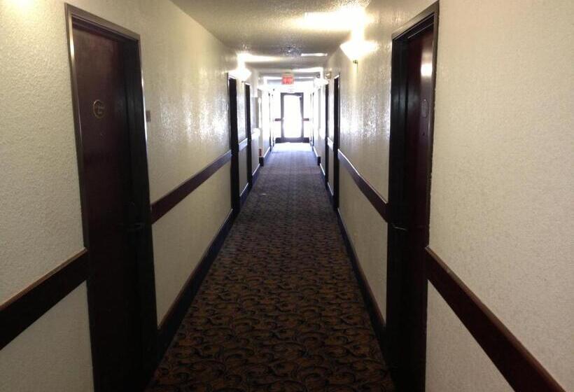 فندق على الطريق Brentwood Inn & Suites