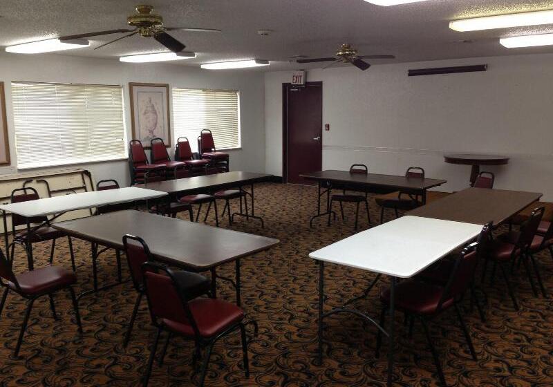 فندق على الطريق Brentwood Inn & Suites