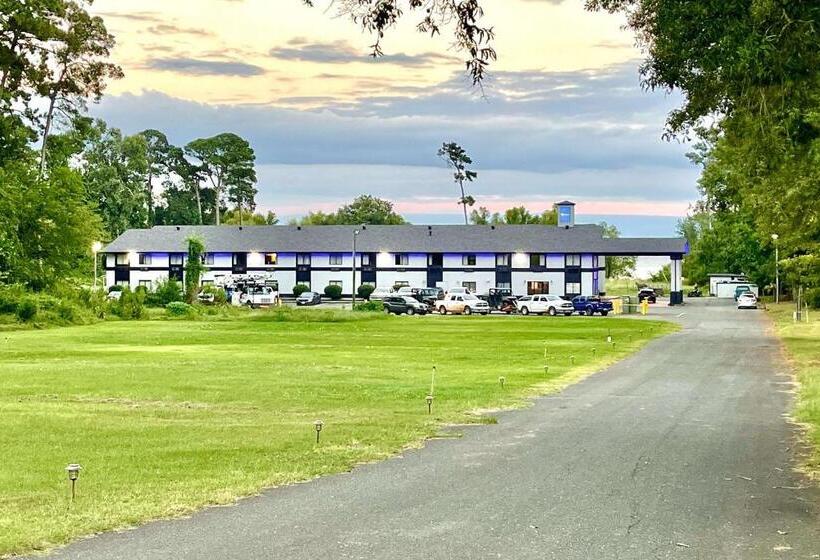 汽车旅馆  Rodeway Inn & Suites