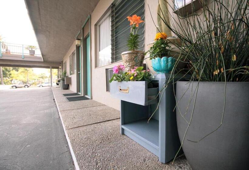 فندق على الطريق The Presidio