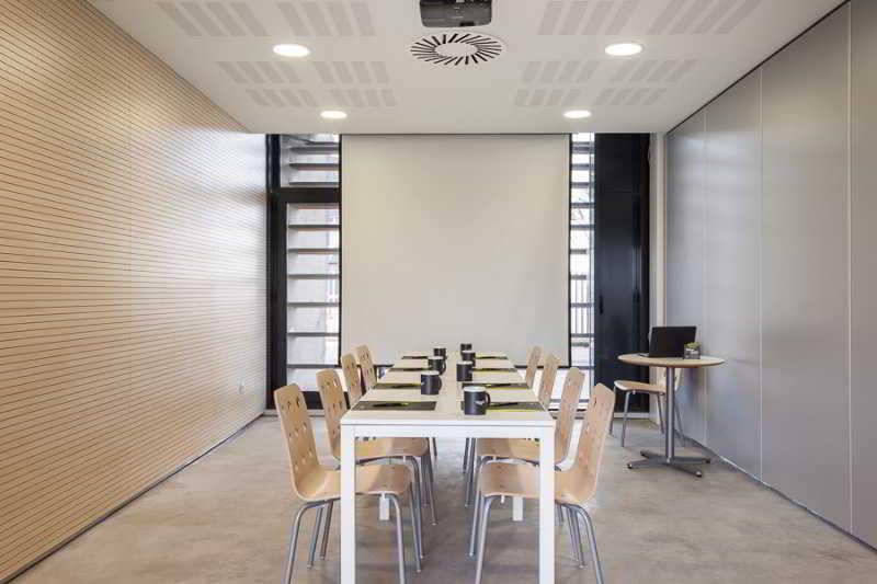 Отель Barcelona Sailing Hostel