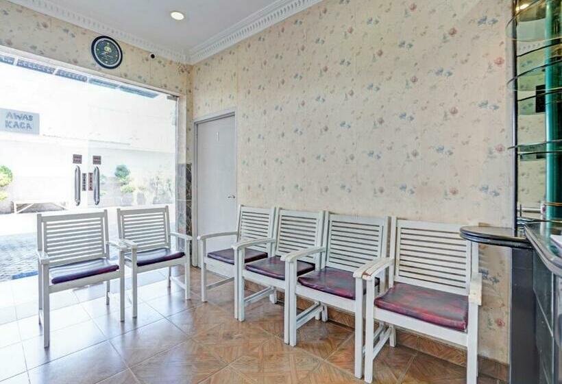 בית מלון כפרי Capital O 90783 Ayeng Mandiri