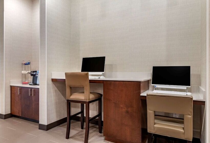 فندق Comfort Suites