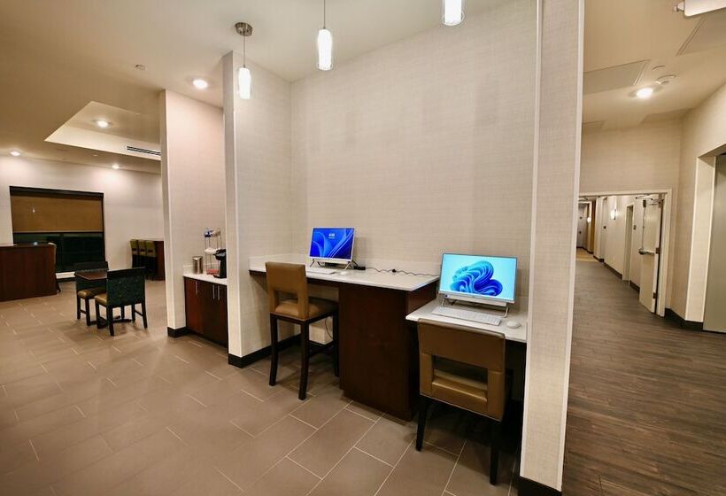 فندق Comfort Suites