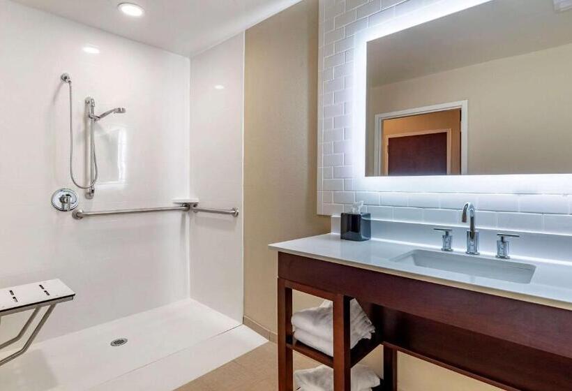 فندق Comfort Suites